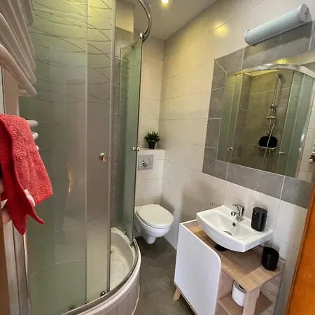 Przystanek - Ul Wilcza 3a Apartamento